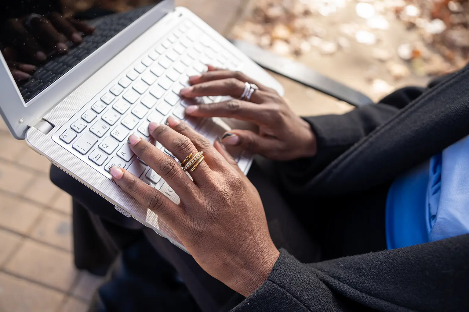 Hände auf Tastatur zeigen Navigation durch Website ohne Maus