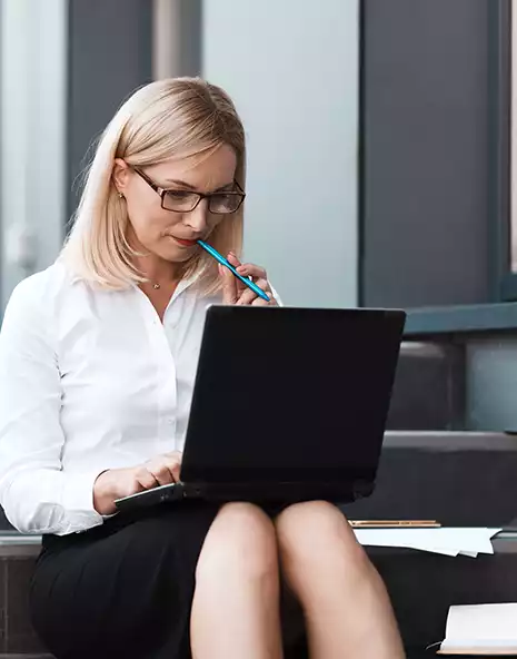 Schmuckbild | Frau betrachtet auf einem Laptop eine Webseite